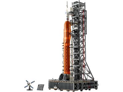 Image of the LEGO Artemis Space Launch System